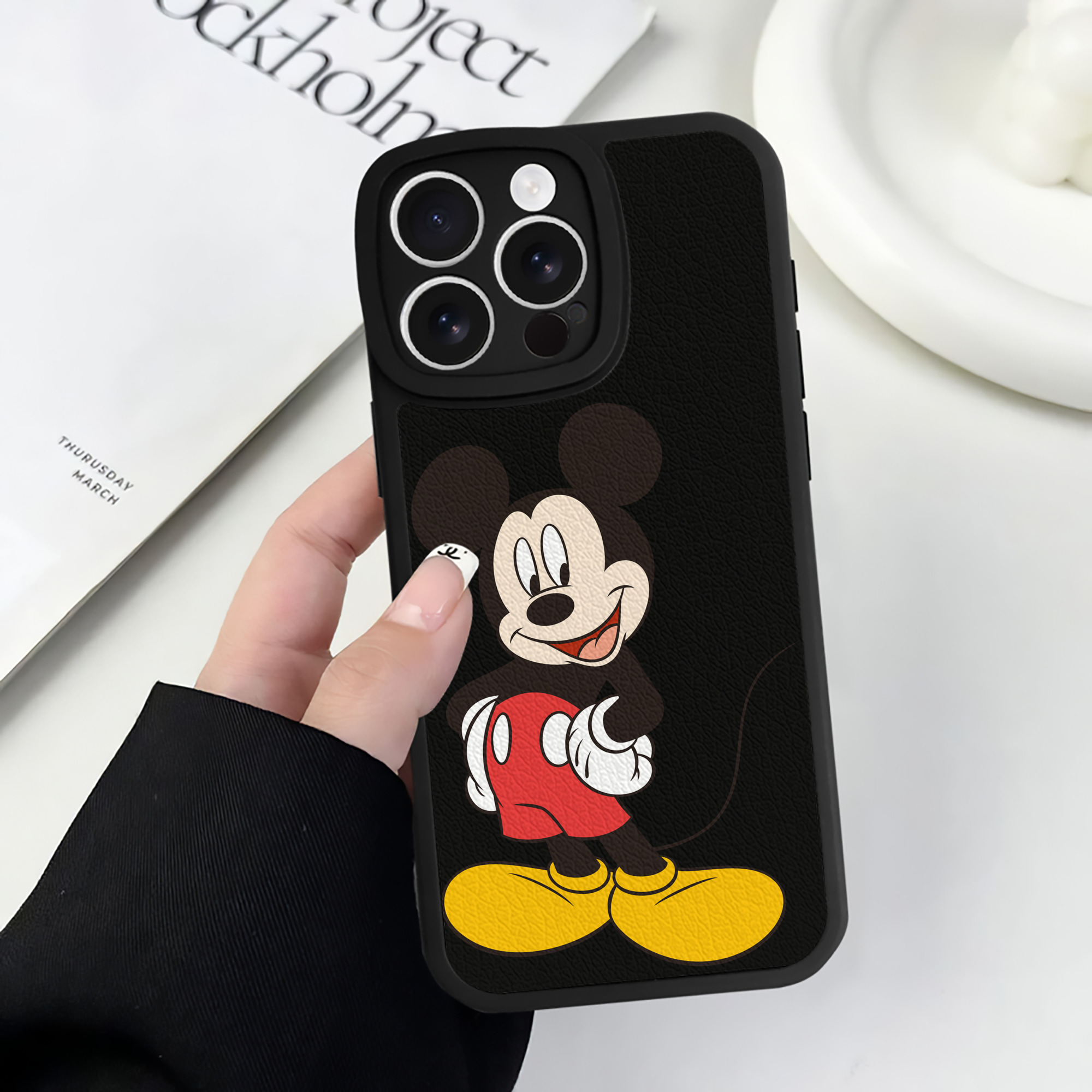 （画像用） ミッキーマウス Mickey Mouse 【iPhone 16シリーズ対応】シリコンスマホケース（レザー調） 材質：シリコン